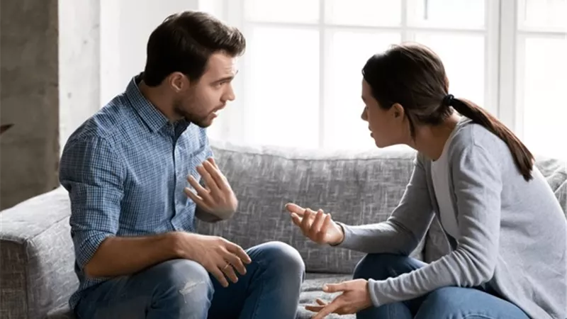 بسبب قفاه  .. سيدة ترفع دعوي خلع ضد زوجها    