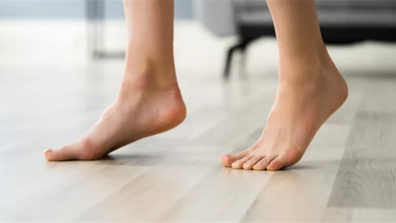 لعلاج الإمساك.. فوائد مذهلة للمشي على أطراف الأصابع 