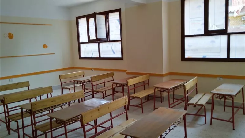 يحمل درجة الدكتوراه.. ضبط مدير مدرسة فى وضع مخل مع «عاملة» داخل أحد الفصول