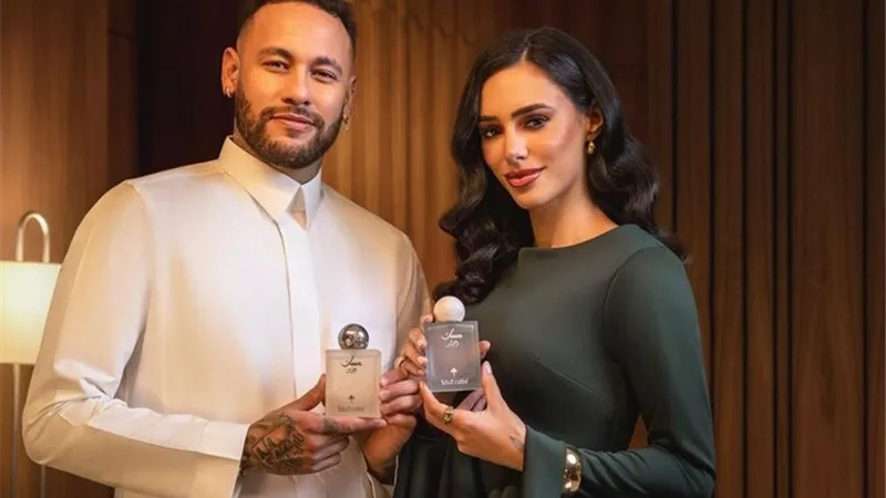 بمناسبة اليوم الوطني السعودي.. نيمار وخطيبته يتألقان بالعباءات السعودية 