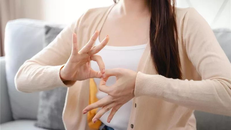 في اليوم العالمي للغة الإشارة.. هل تختلف لغة الإشارة بين البلدان؟