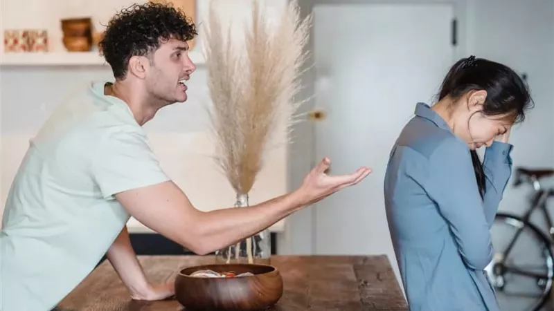 «عاوزني أرقص لصحابه».. زوجة ترفع دعوي خلع ضد زوجها 
