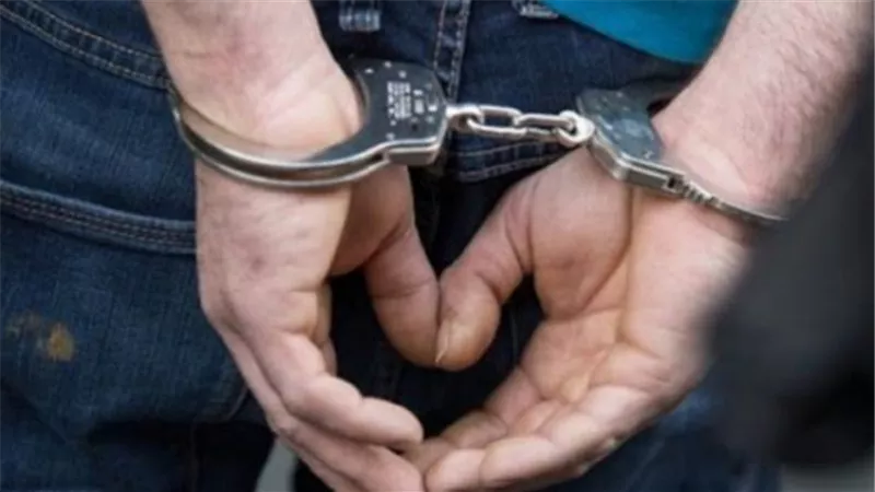 القبض على عاطل لمعاكسته فتاة والتعدي على شقيقها بالضرب 