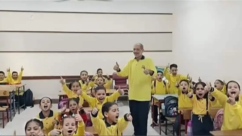 مدير مدرسة يرتدي الزي المدرسي لطلابه ويثير إعجاب السوشيال.. ونشطاء: تصرف شجاع