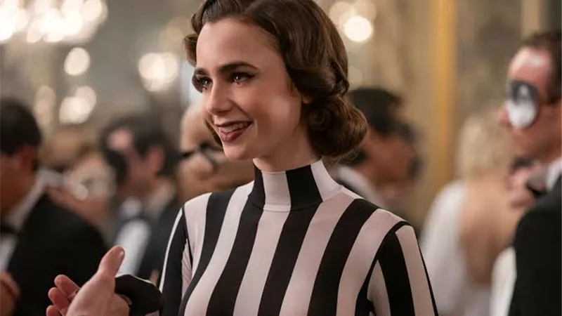 مجوهرات مصرية تخطف الأنظار في Emily in Paris.. من صاحبتها؟ 