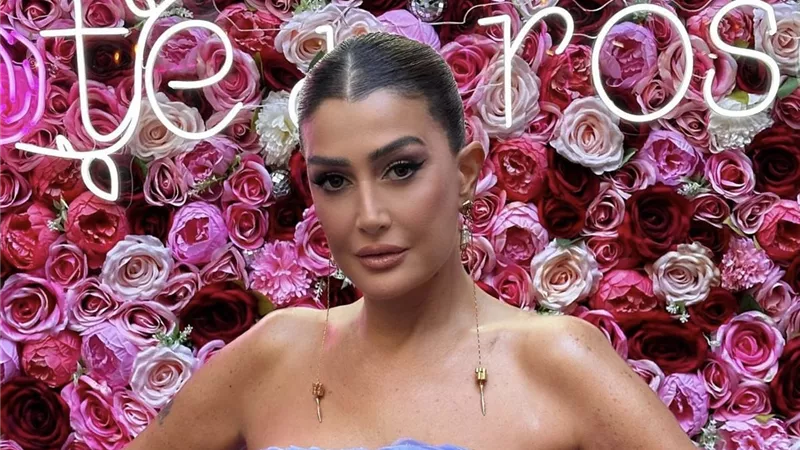 غادة عبد الرازق تتألق في أسبوع الموضة بباريس بأنامل سارة مراد  (صور)