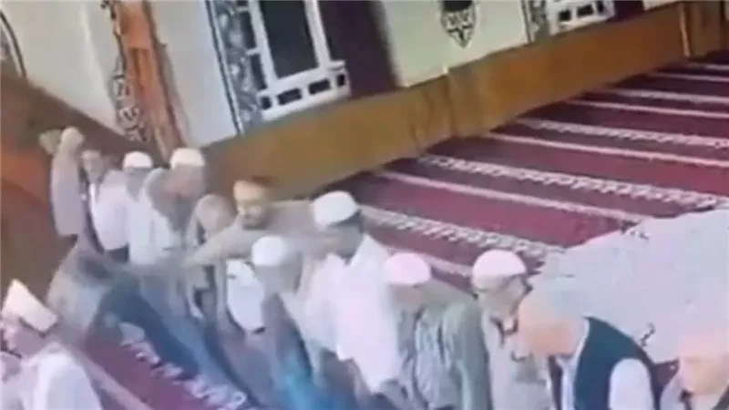 ضاع إسلامنا.. تركي يضرب إمام مسجد بالكرسي أثناء الصلاة (فيديو)