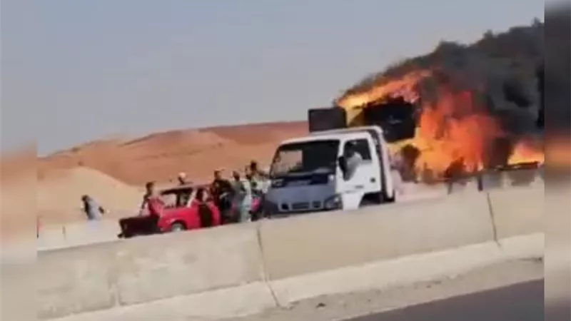 سيارة نقل تثير الرعب في قلوب المواطنين (فيديو) 