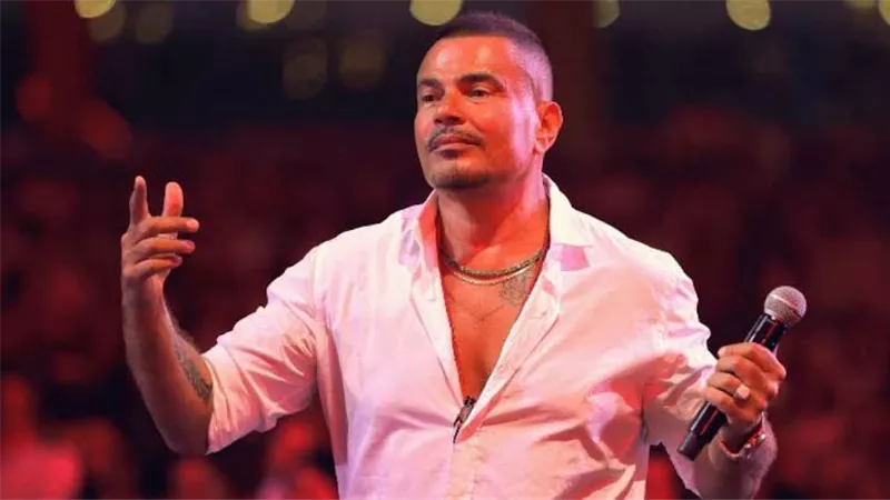 عمرو دياب يفجرها ويعتزل الغناء.. ما علاقة صفعة حفل الزفاف؟ (فيديو) 