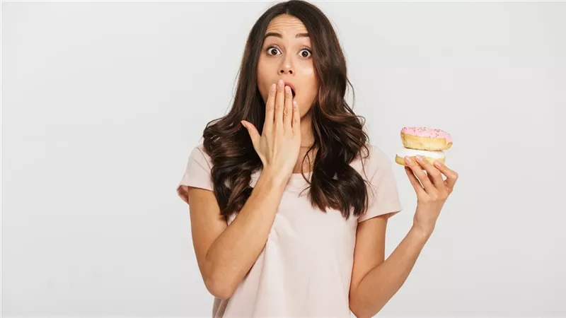 ستبدو أصغر سنا وأقل وزنا.. ماذا يحدث لجسمك عند التوقف عن تناول السكر؟