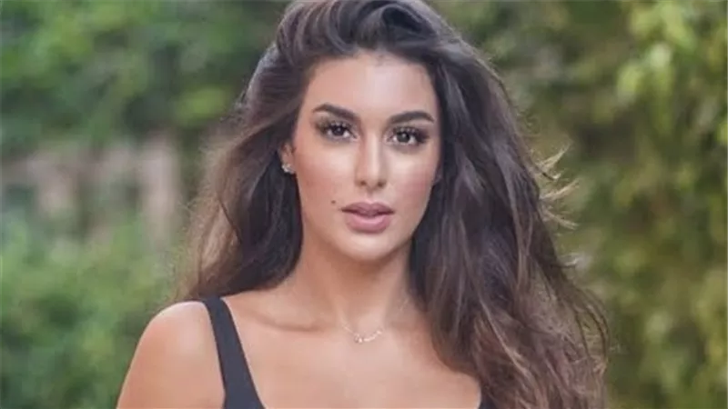 ياسمين صبري تشوق جمهورها لآخر أعمالها بالعباءة الخليجية
