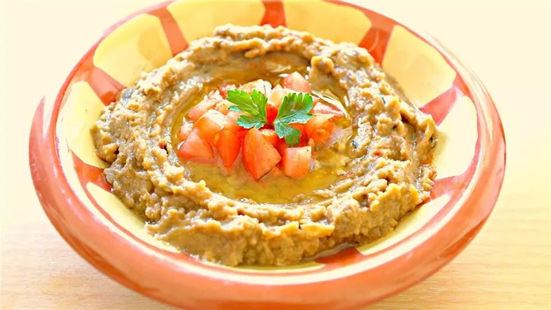 لإفطار صحي..  طريقة عمل الفول المدمس بالطحينة