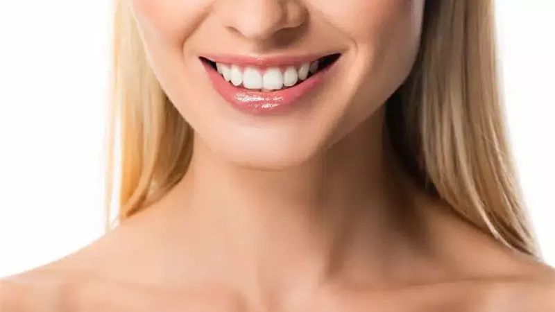 لتبييض الأسنان.. طرق عديدة لاستخدام مسحوق الفحم