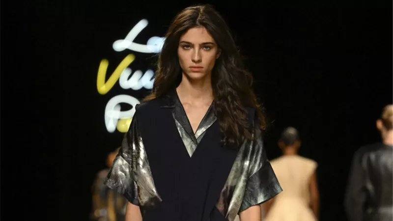 لأول مرة.. عارضة جزائرية تتألق بأزياء لويس فيتون وشانيل.. من هي؟