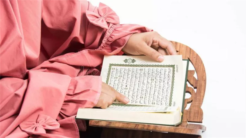 تفسير حلم قراءة سورة الفلق في المنام وعلاقتها بالتخلص من الحسد