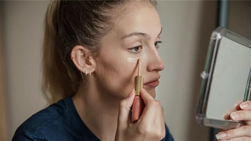 5 حيل سهلة وسريعة بالمكياج لإخفاء الهالات السوداء
