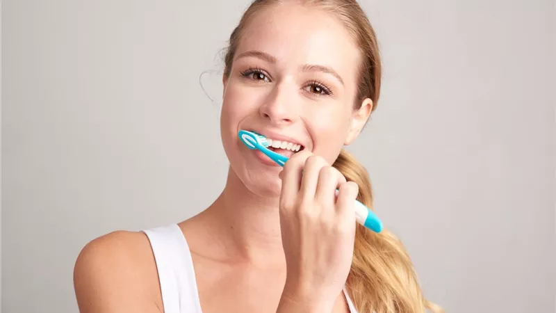 للقضاء على رائحة الفم الكريهة.. 5 نصائح للحفاظ على صحة فمك وأسنانك 