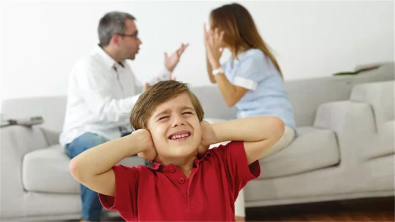 امرأة تسأل :«زوجي يرفض وجود ابني من طليقي».. ماذا أفعل؟