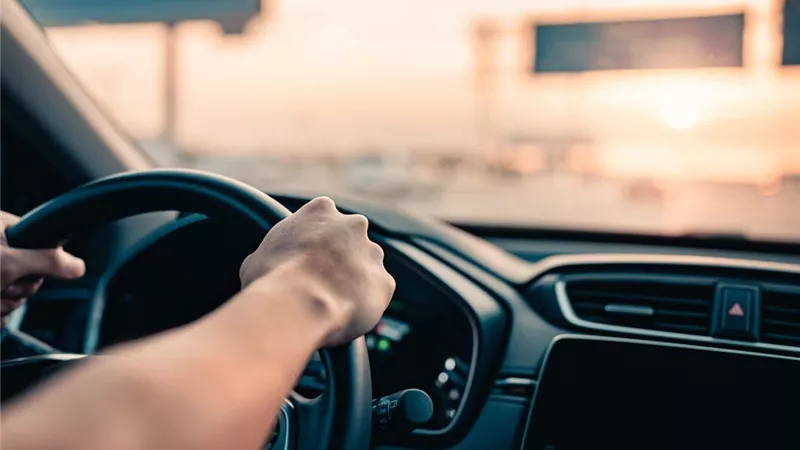 القبض على سائق نقل ذكي تحرش بفتاة وأمها أجنبيات 