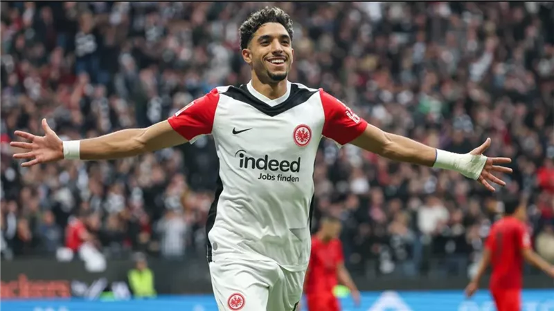 فرانكفورت يفاجئ عمر مرموش بعد تألقه في الدوري الألماني
