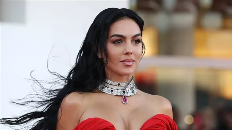 جورجينا رودريجيز تمثل لأول مرة ماركة أحذية بالشرق الأوسط (صور) 