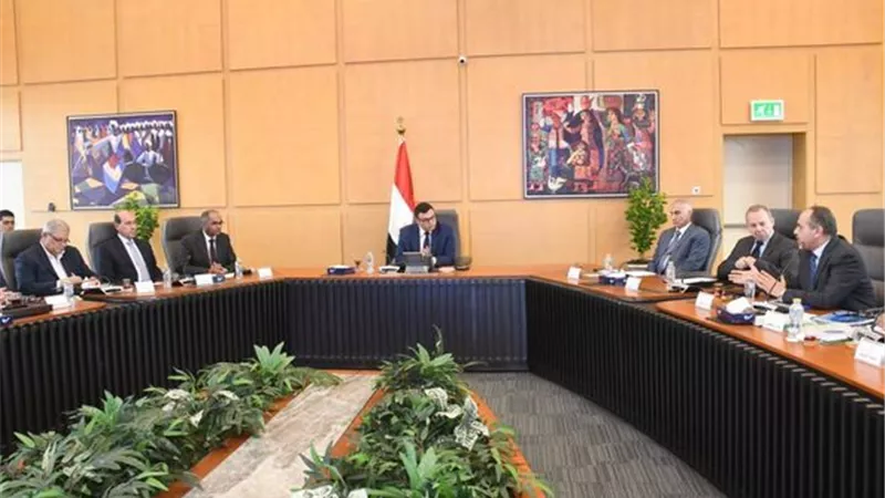 وزير الإسكان يتابع سير العمل بمشروعات المياه والصرف وأبراج العلمين الجديدة