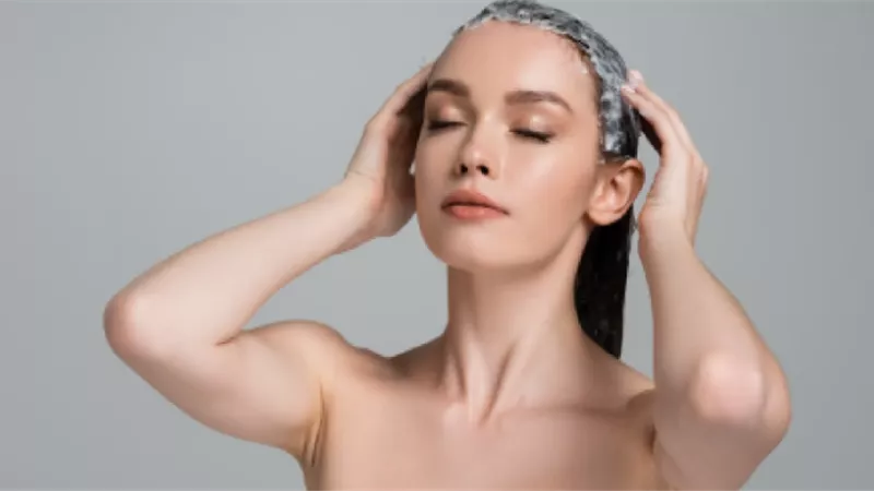 للحصول على شعر الملكات.. 5 ماسكات منزلية للتخلص من قشرة فروة الرأس 