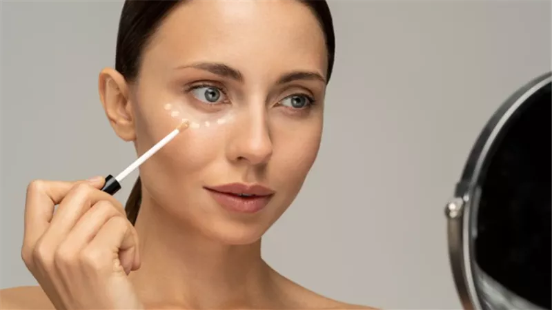 تمنحك مكياجًا مثاليًا.. 5 طرق مختلفة لاستخدام الكونسيلر 