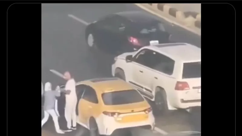 واقعة فتاة تضرب سائق تاكسي تشعل السوشيال ميديا بالأردن (فيديو) 