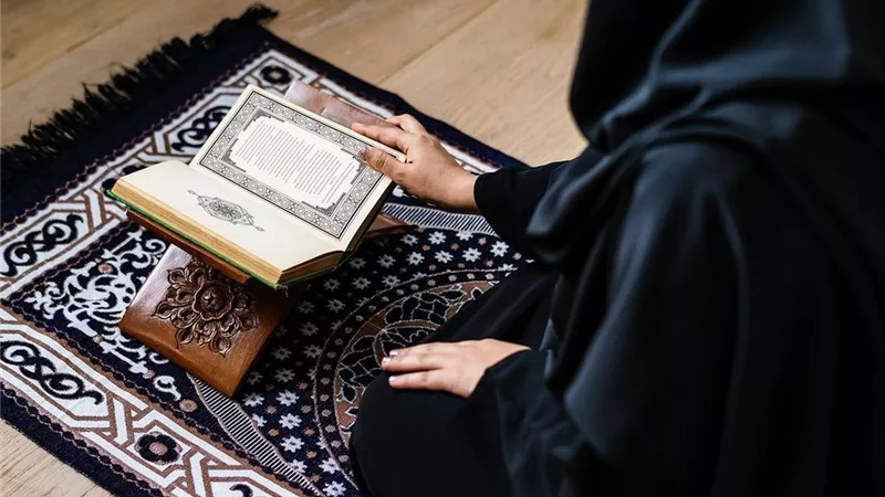 تفسير حلم قراءة سورة الرحمن في المنام للعزباء والمتزوجة