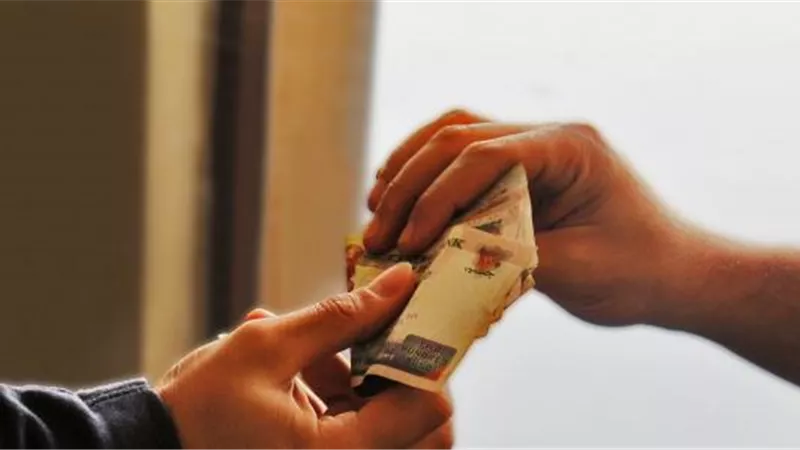 هل يجوز دفع الرشوة لقضاء المصالح؟.. «الإفتاء تُجيب»