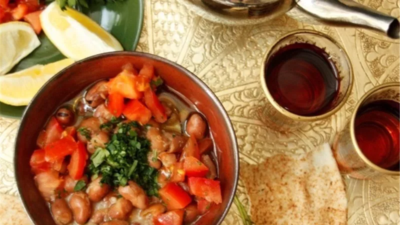 لإفطار صحي.. طريقة عمل الفول بالصلصة والطماطم 