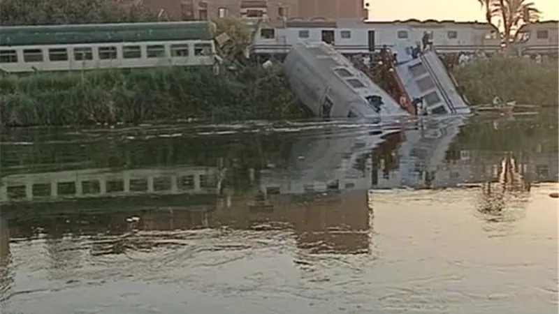 بيان عاجل.. النقل توضح تفاصيل حادث تصادم قطار المنيا 