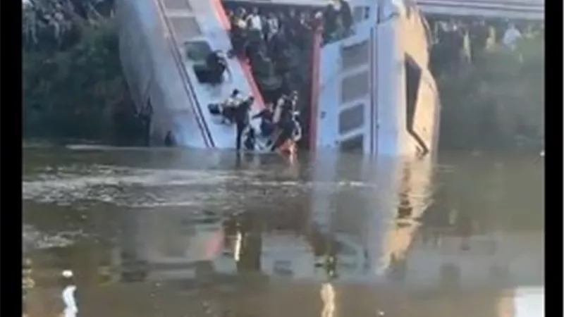 الصحة: اصابة 20 شخص في حادث قطار المنيا.. والوزير يتابع توفير الخدمات الإسعافية للمصابين 