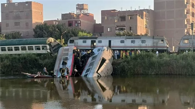 النائب العام يأمر بالتحقيق فى واقعة تصادم قطارين بمحافظة المنيا