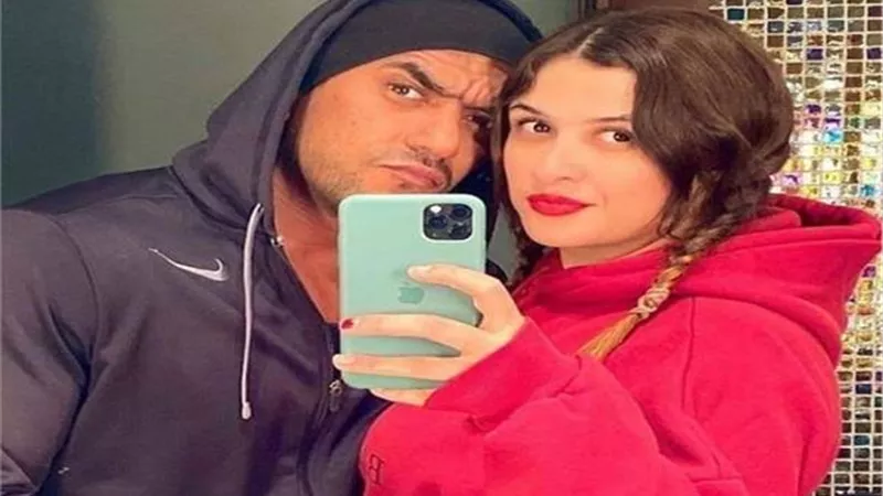 ياسمين عبد العزيز تنفي شائعات العودة إلى أحمد العوضي بعد لقطات الكافيه 