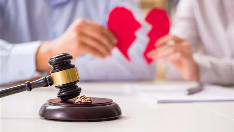 حماتي جوزته بنت اختها بسبب الخلفة.. زوجة ترفع دعوي خلع ضد زوجها 