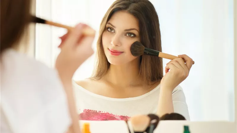 لأصحاب البشرة الدهنية.. أهم 6 أساسيات المكياج ونصائح لابد أن تعرفيها