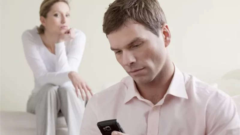 كيف أراقب زوجي دون علمه على فيسبوك وواتساب؟