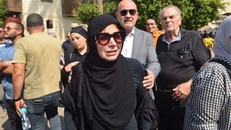 ملك قورة تنهار أثناء تشييع جنازة جدتها بمسجد السيدة نفيسة (صور)