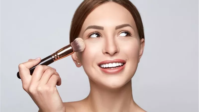 كيف أستخدم الهايلايتر على طريقة المشاهير؟ 