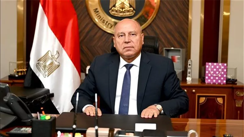 وزير النقل يصدر قرارات هامة لتحفيز قائدي القطارات الملتزمين ومعاقبة غير الملتزمين منهم