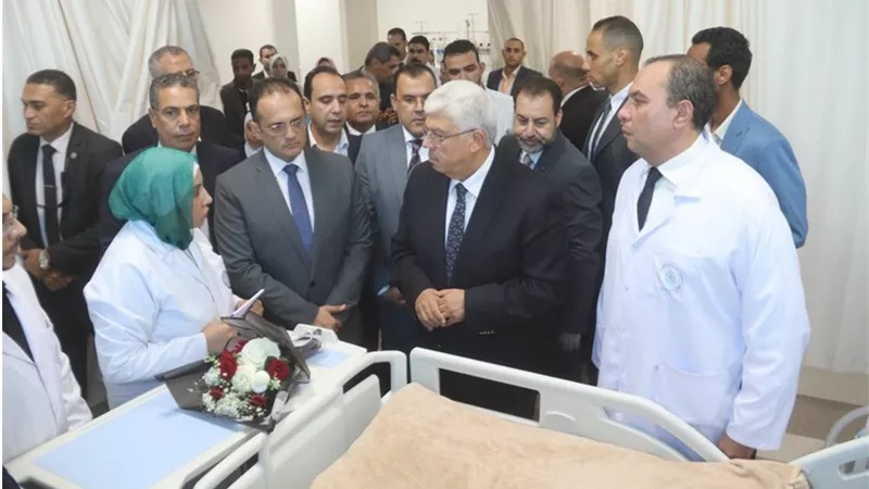 بالصور..وزير التعليم العالي ومحافظ السويس يزوران طلاب جامعة الجلالة المصابين 