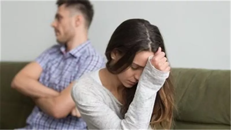زوجة تقيم دعوى طلاق للضرر ضد زوجها لسبب فاضح 