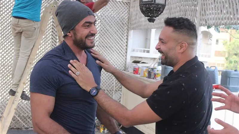 شقيق ياسمين عبد العزيز يثير الجدل بصورة مع العوضي.. هل عاد لشقيقته؟