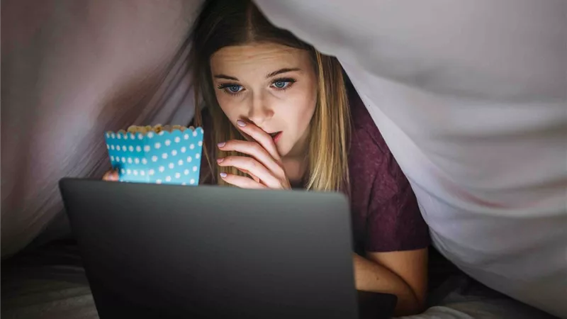 فتاة: «مدمنة مشاهدة الأفلام الإباحية».. ماذا أفعل؟