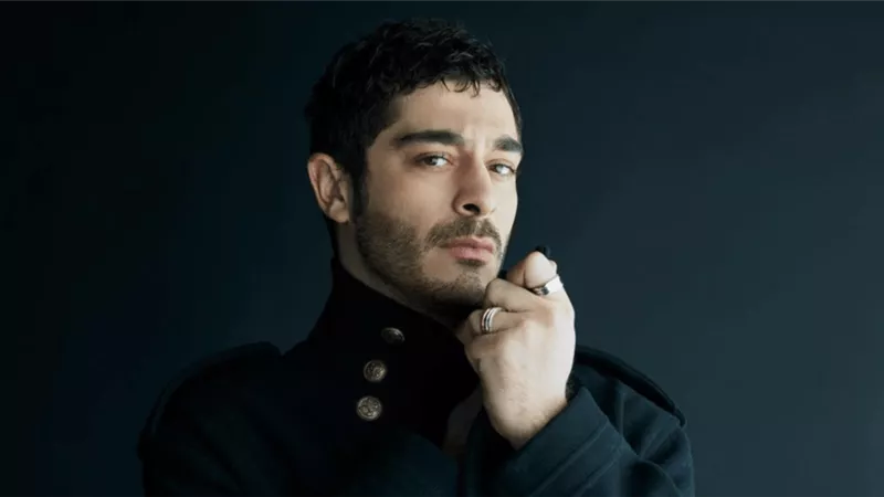بوراك دينيز يسحر فتيات السوشيال ميديا أمام الأهرامات (صور)