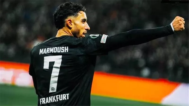 هل يلحق عمر مرموش بنجم ليفربول محمد صلاح؟ 