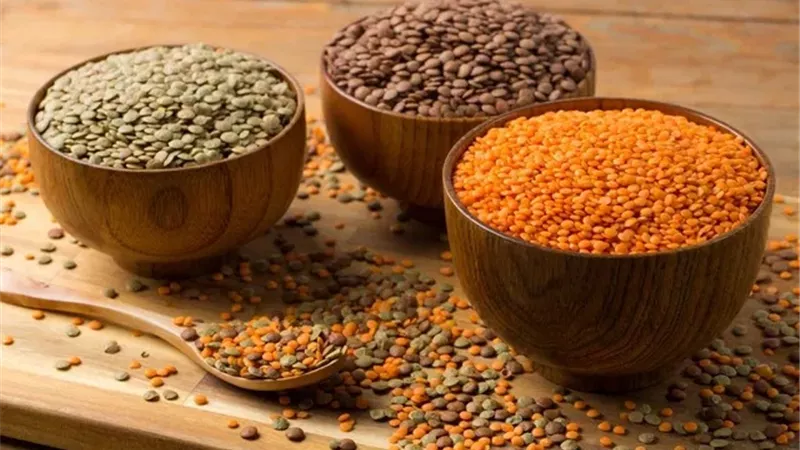 أكلة الشتاء الصحية الأكثر تواجدًا على سفرتك.. 5 فوائد عند تناول أسرتك شوربة العدس 