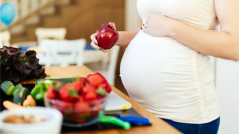كيف يؤثر الموبايل على صحة الجنين في بطن أمه؟.. وطرق الحماية